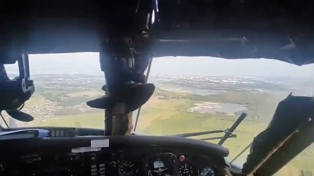 Визуальный заход Ан-12 в Толмачево ВПП 25