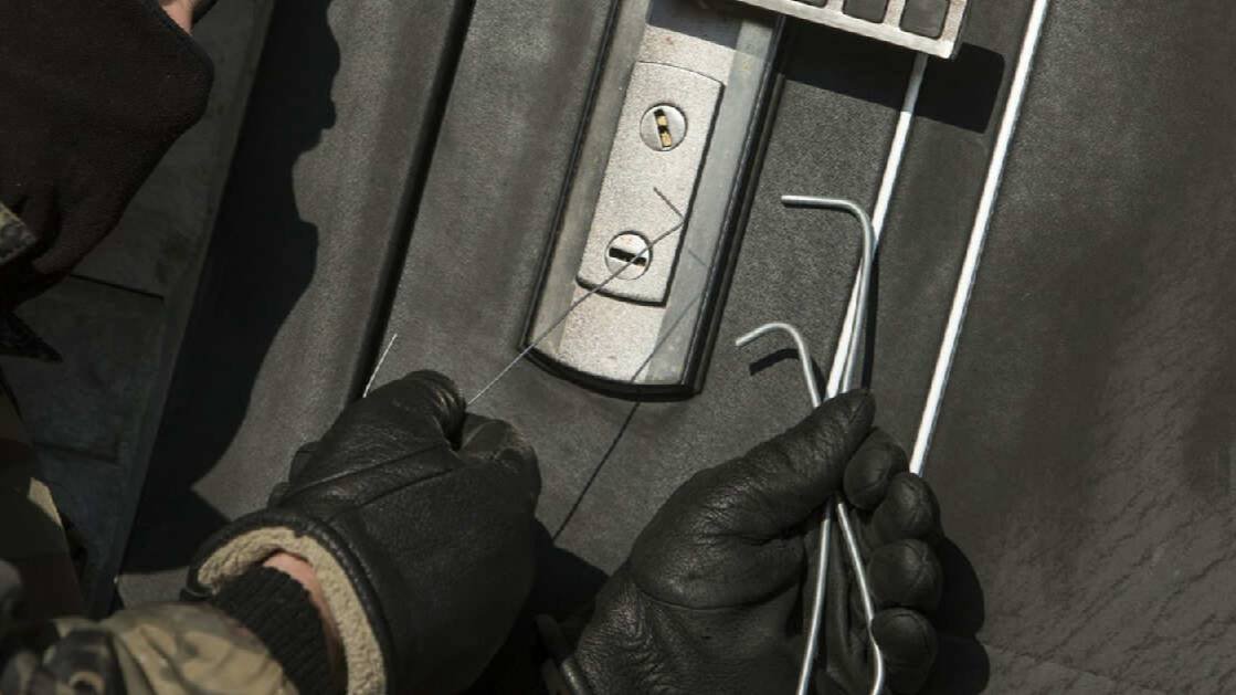Мужчина вломился в квартиру и расстрелял петербуржца на глазах у детей