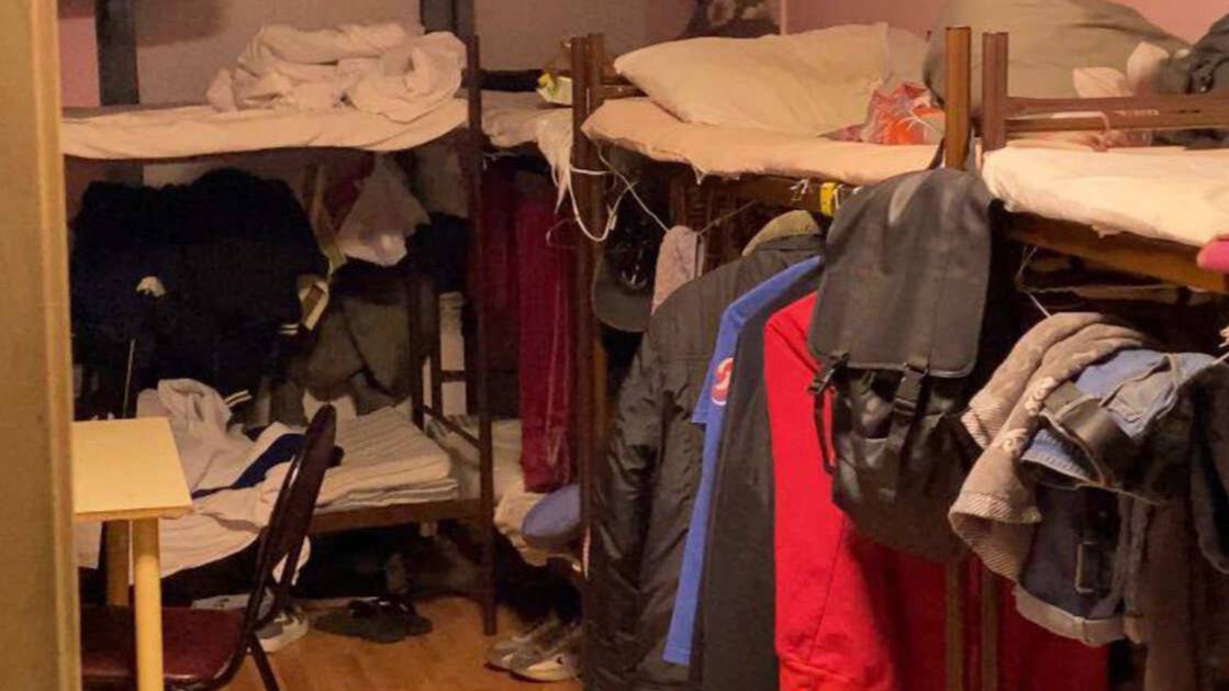 50 нелегалов нашли в тесной ночлежке с тараканами в Москве