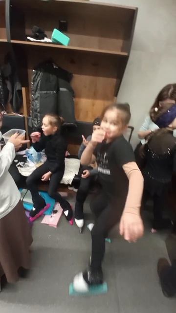 Потанцуй со мной)