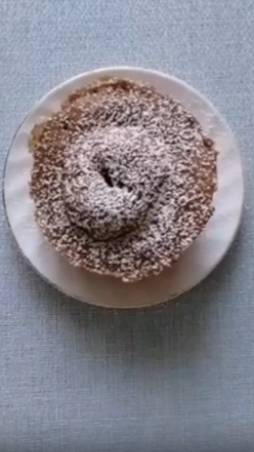 Кекс в чашке приготовленный в микроволновке