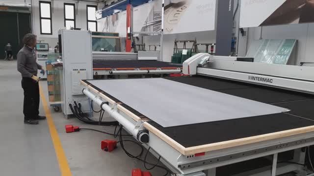 Раскрой листа керамики толщиной 6 мм на столе раскроя Intermac Genius RS-A