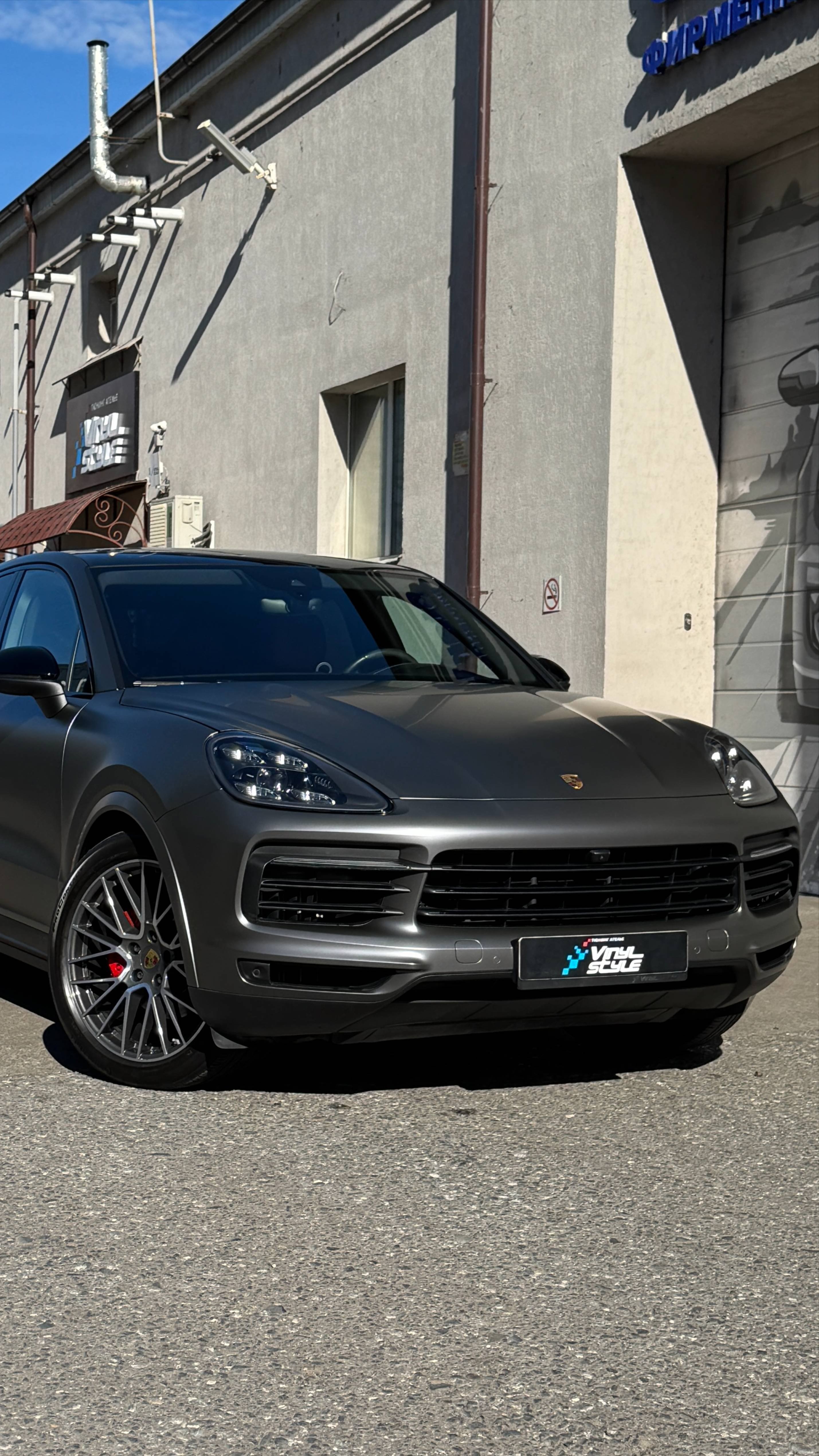 Porsche Cayenne - оклейка цветной полиуретановой пленкой, покраска зеркал и ручек, ремонт фары