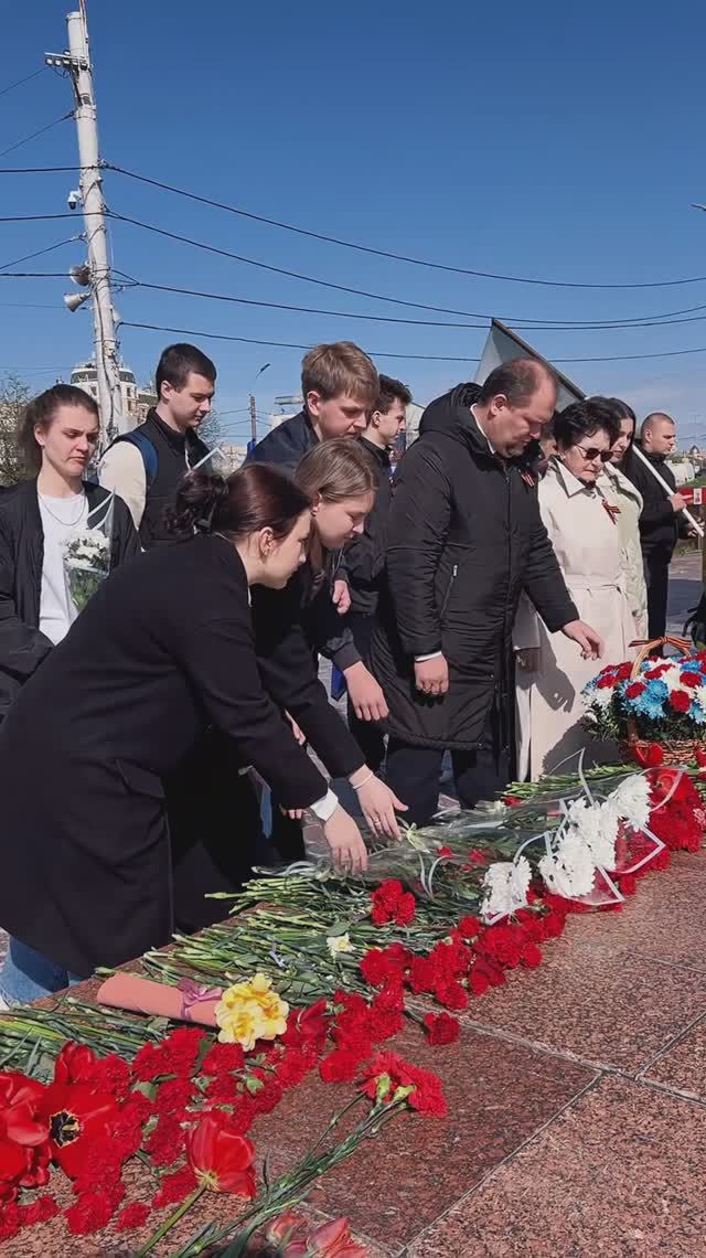 Возложение цветов в память всем погибшим в годы Великой Отечественной войны.