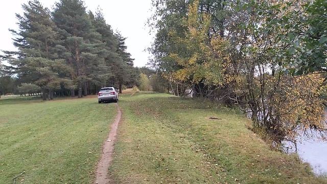 Идём в живописном месте на набережной реки Клязьма