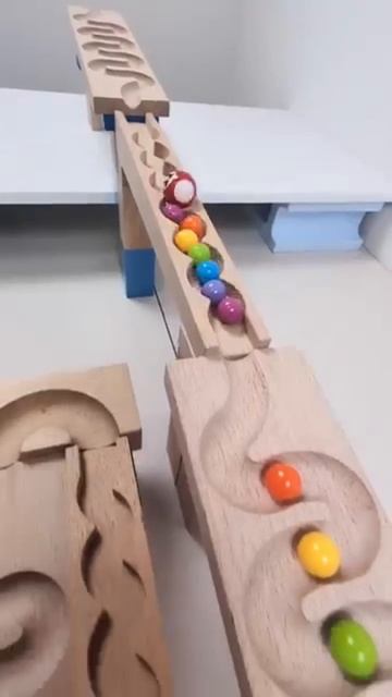 Видео для детей. Сделал горку, чтобы узнать как быстро догонит их большой шарик. #дети#видеодлядетей