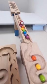 Видео для детей. Сделал горку, чтобы узнать как быстро догонит их большой шарик. #дети#видеодлядетей