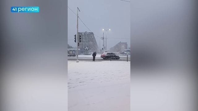 СНЕЖНЫЙ ЦИКЛОН УДАРИЛ ПО КАМЧАТКЕ  КРАЕВАЯ СТОЛИЦА СКОЛЬЗИТ  НОВОСТИ КАМЧАТКИ