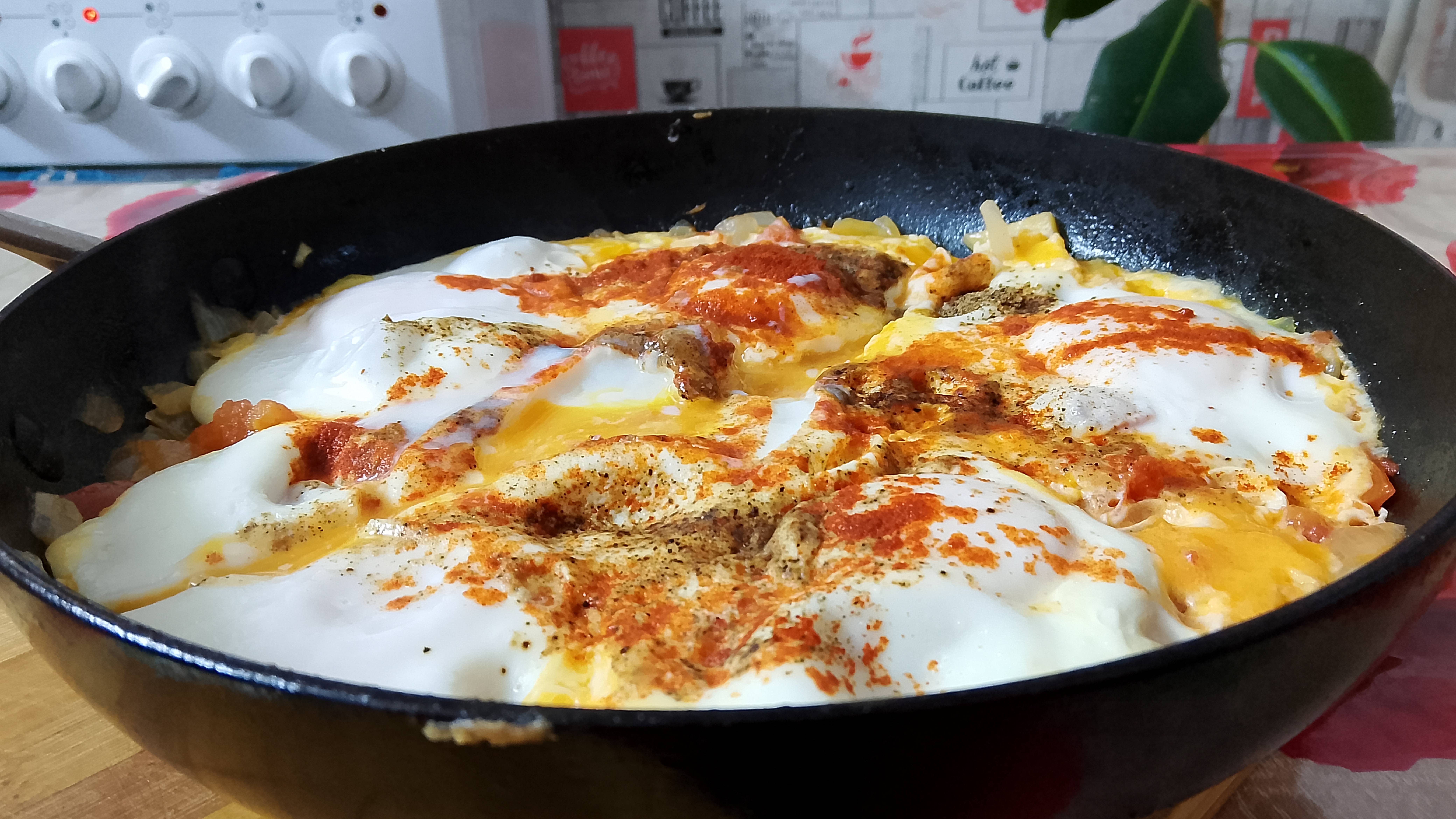 Яичница с помидорами, она же шакшука