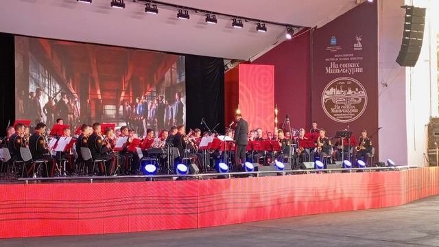 Сентябрь -Фестиваль духовых оркестров в Струковском саду.