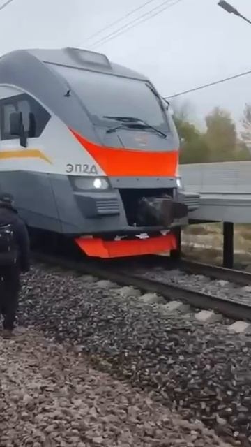 ‼️Пассажирам станции под Дмитровом приходится выходить прямо на рельсы из-за ремонта платформы‼️