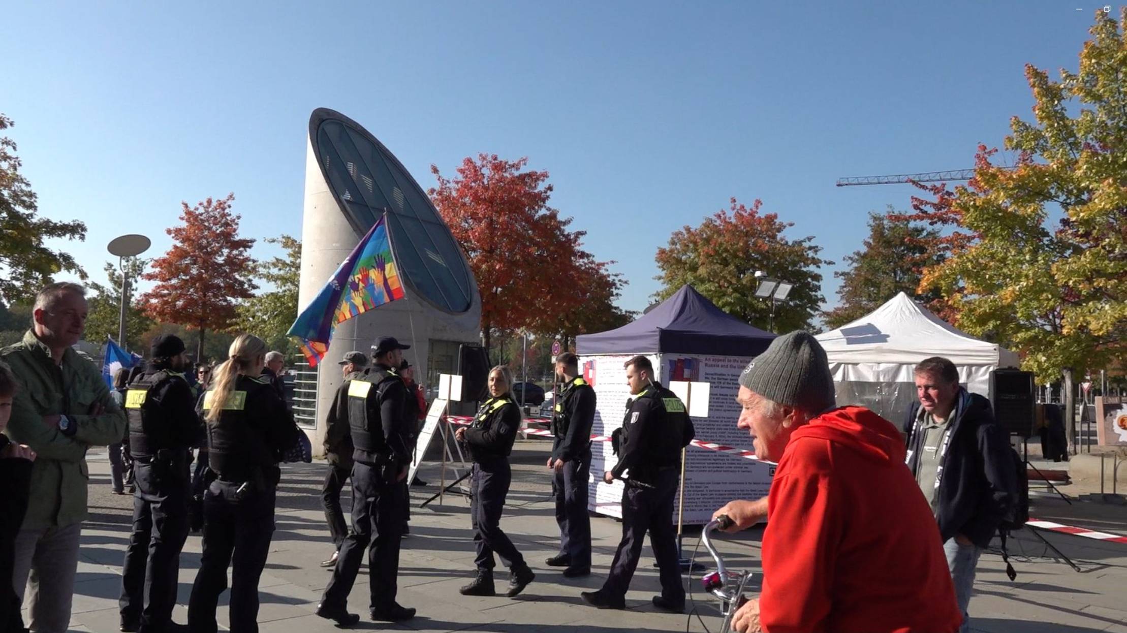 Berliner Polizei Isoliert #staatenlos.info - Berlin 3. Oktober 2025