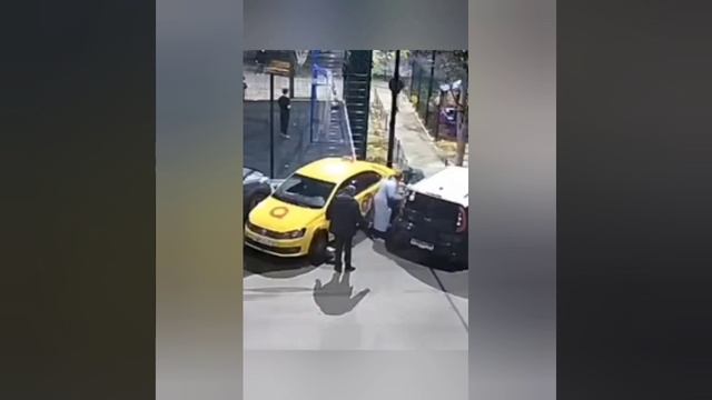 Мать пыталась протаранить машину такси коляской с двойняшками.