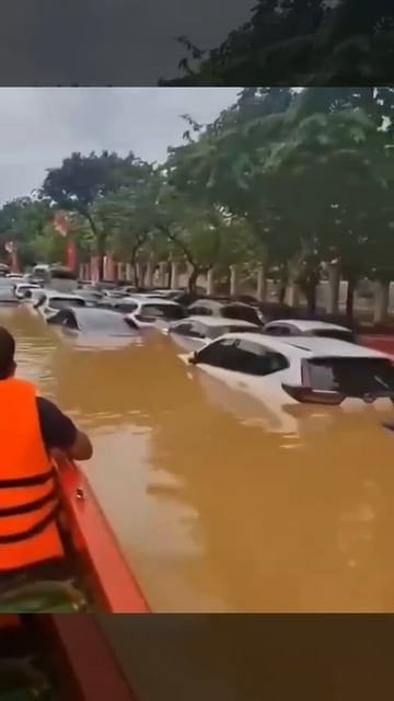 Вьетнам уходит под воду: рекордные наводнения унесли жизни по меньшей мере 8 человек