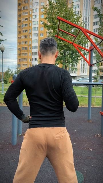 Тренировка спины с резиновым эспандером #shorts