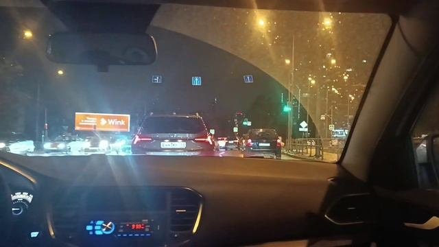 На такси ночью. Жизнь такая.