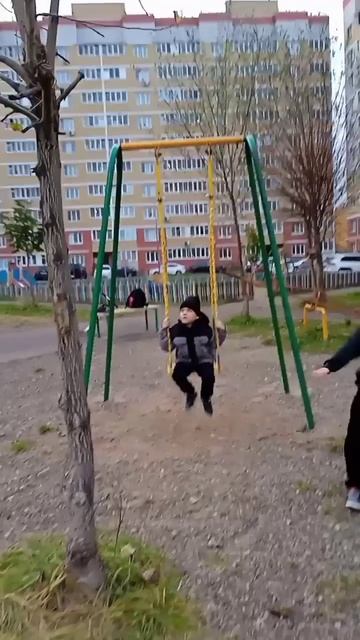 Амаль раскачался на качелях