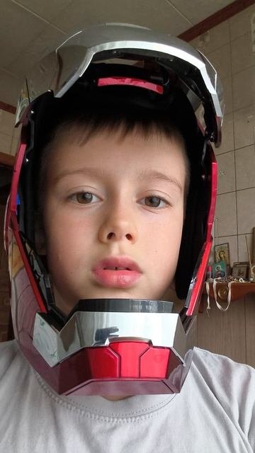 я показываю свой шлем железного человека.