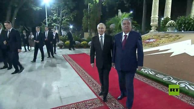 هدية غير عادية ونزهة في الحديقة النباتية.. أول يوم لبوتين في طاجيكستان