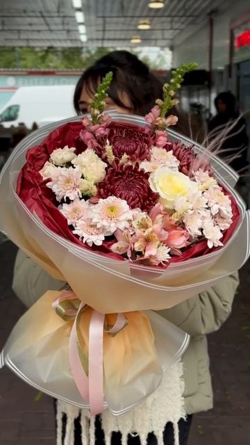 В нём живёт осенняя драма, смягчённая нежностью — идеальный баланс между страстью и уютом.