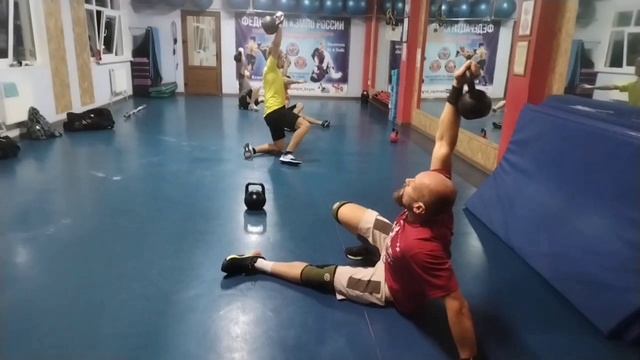 Турецкий подъём на тренировке Кайдзен-Кроссфит
