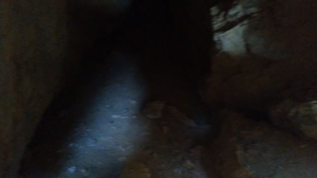 Залаз в найденую пещеру на вершине горы Алчак-Кая на Чёрном море в Судаке, темно не видно её глубина