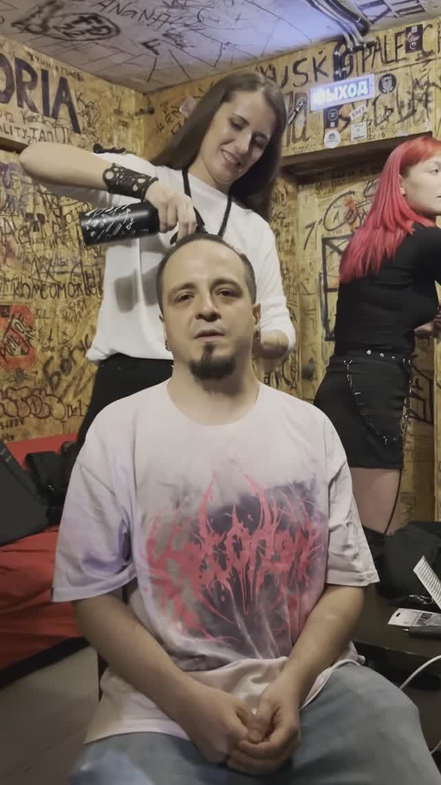 Заходит как-то диктор в гримёрку и...https://vk.com/ndmeup #МнеНужноВыше #Гримёрка #NuMetal
