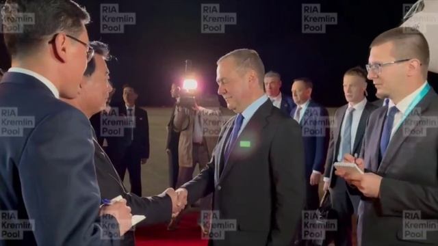 Медведев прилетел в Северную Корею. Ждут встречу с Ким Чен Ыном — говорят, переговоры обещают быть р