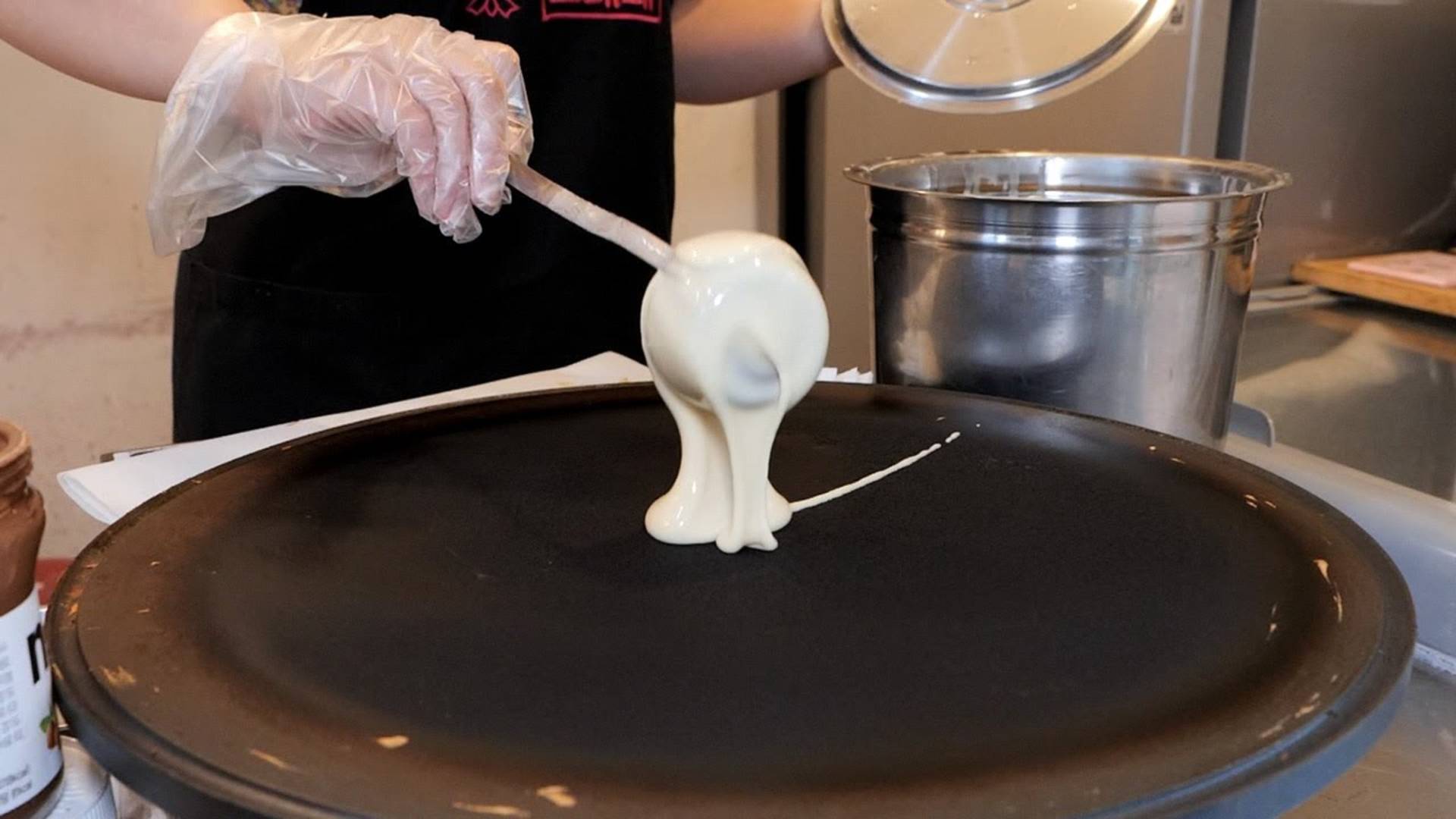 Блинчик с мороженым и клубникой и бананом в блинной. Корейская уличная еда