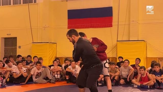 Тренер сборной России по вольной борьбе Магомед Курбаналиев дал мастер-класс в Карачаевске