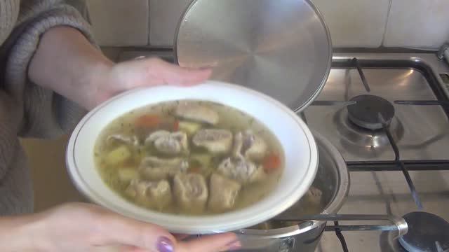 Суп с мясными клёцками-улитками - оригинальное и простое первое блюдо а-ля суп из пельменей.