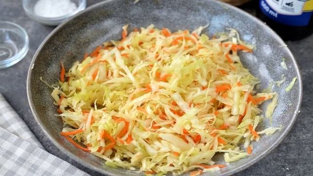 Салат с пикантной капустой и кукурузой