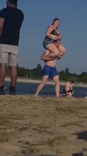 Хочу такие же крепкие отношения, как спина этого парня 😆🤣