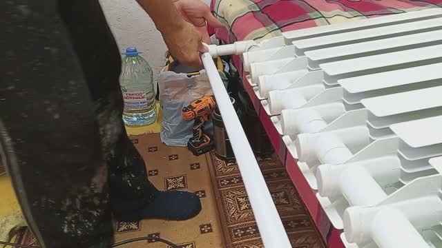 Снимал на видео как паяю трубы под радиатором .