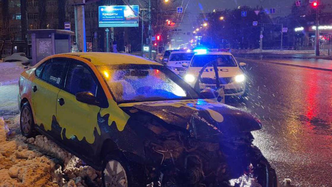Въехавшего в людей на остановке новосибирца отправили под домашний арест