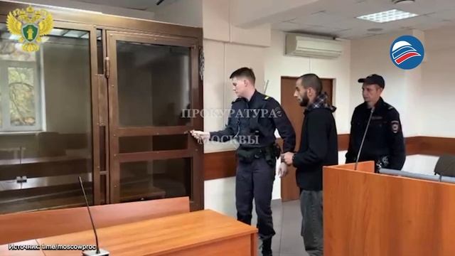 В столичном фастфуде мужчина с лопатой устроил погром ради конструктора для сына