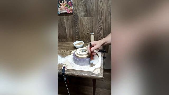 Ручная жерновая мельница на каменных жерновах