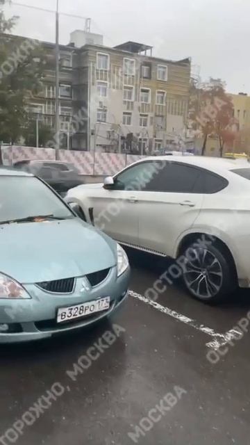 Строительные леса обрушились на юге Москвы.