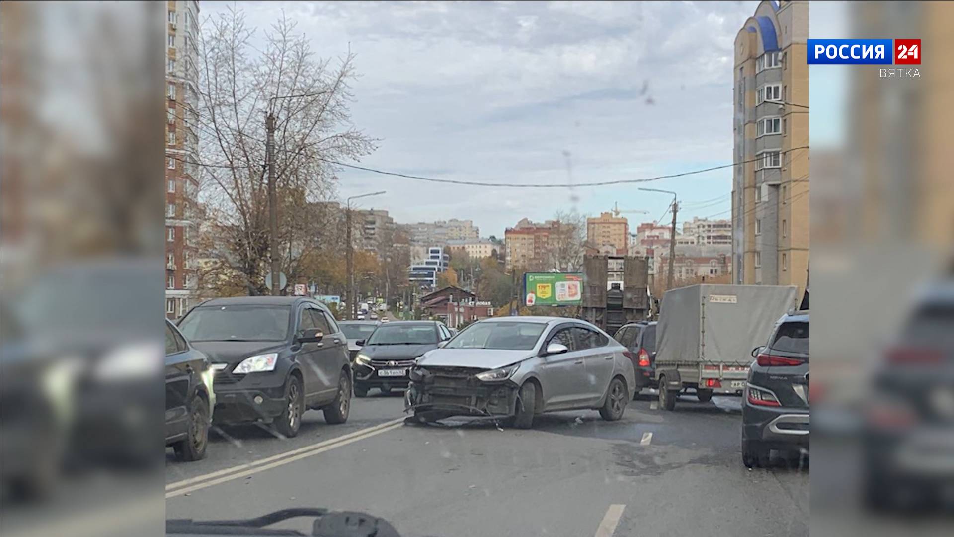 Tesla попала в ДТП на улице Ленина в Кирове