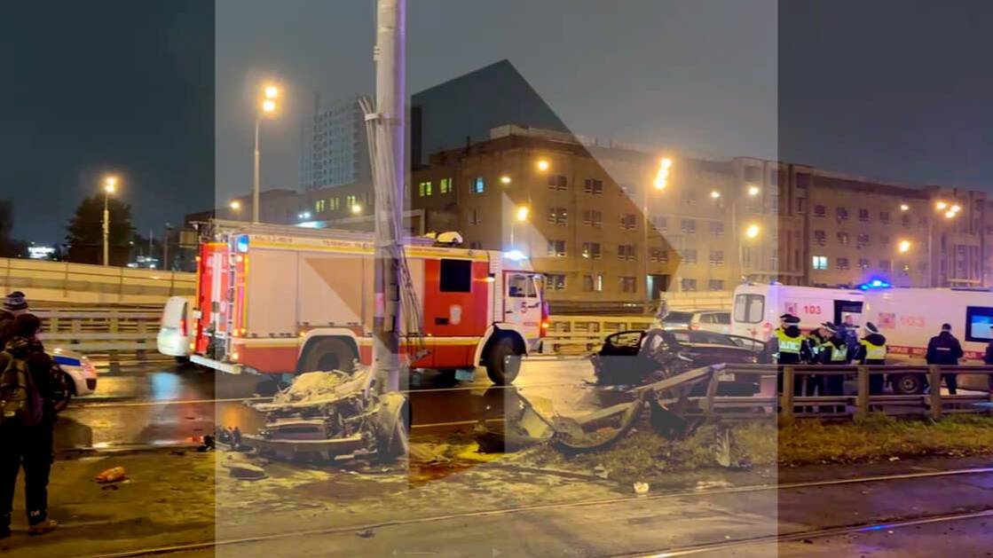 Dodge разорвало пополам в ДТП на юго-востоке Москвы