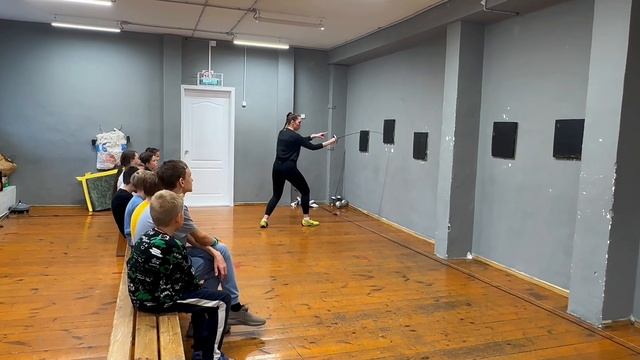 Тренировка наших юных спортсменов. Знакомство со шпагами!