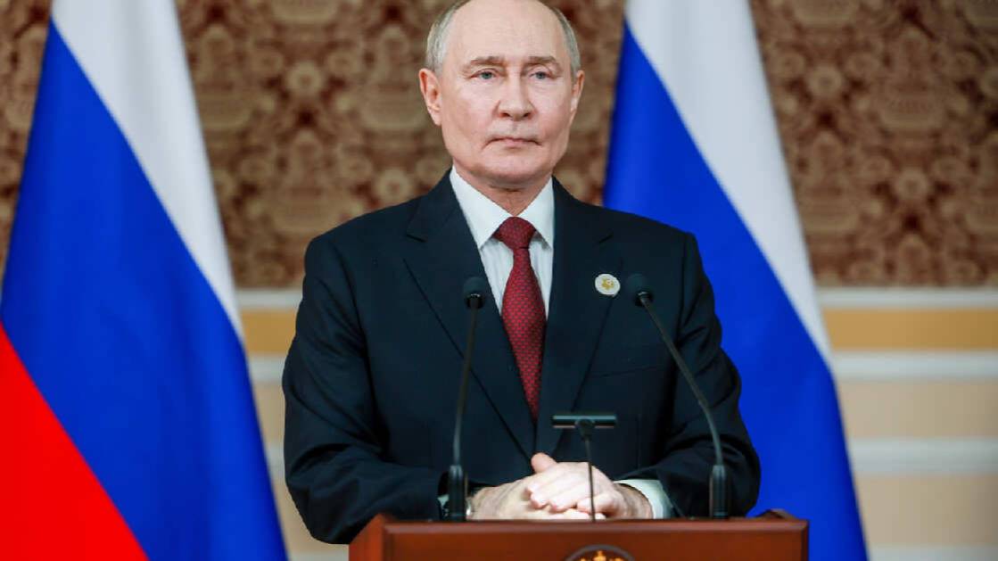 Военные подарили Путину на день рождения иконы с вмятинами от пуль