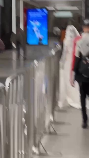 👰Девушку в свадебном платье заметили в московском метро на «Севастопольской»👰