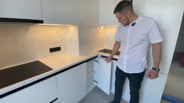 Кухня с выступом на стене под коммуникации
