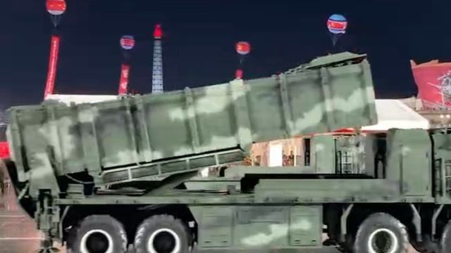 Марш военной техники, танцы и аплодисменты зрителей под проливным дождём.