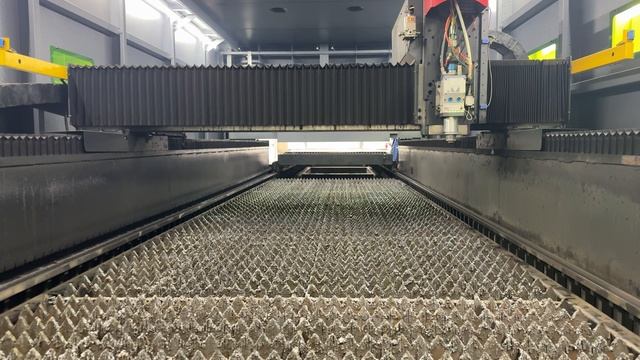 Смена рабочих столов на станке лазерной резки.