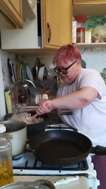 Мясо жарила👌