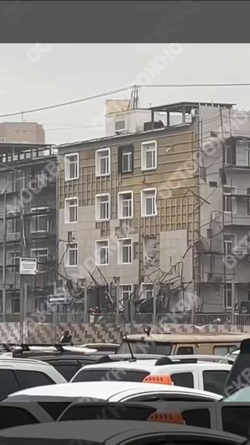 Строительные леса обрушились на юге Москвы.