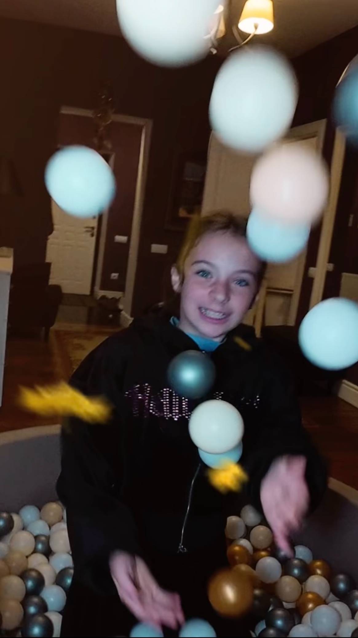 Зайкот и бассейн с шариками