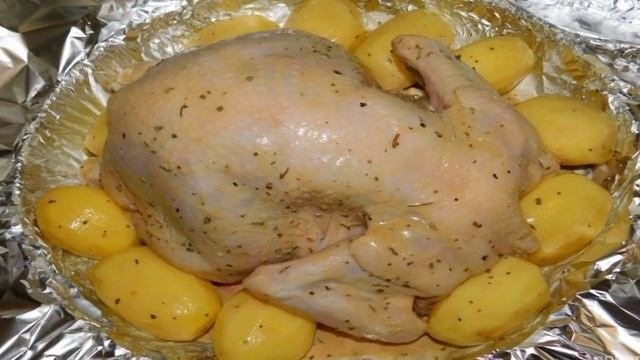 Курица с яблоками и картофелем в духовке